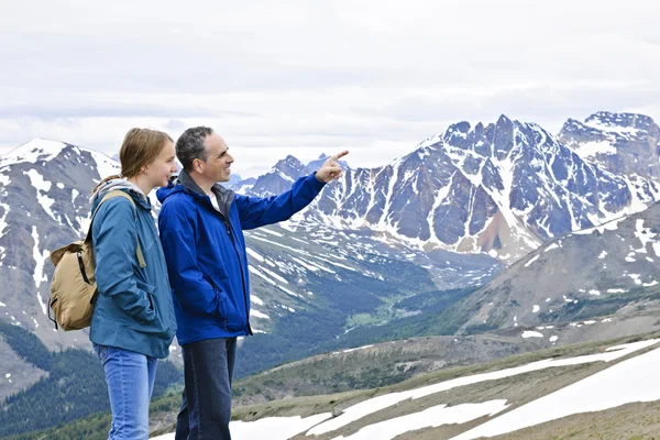 아버지와 딸이 산에 — 스톡 사진