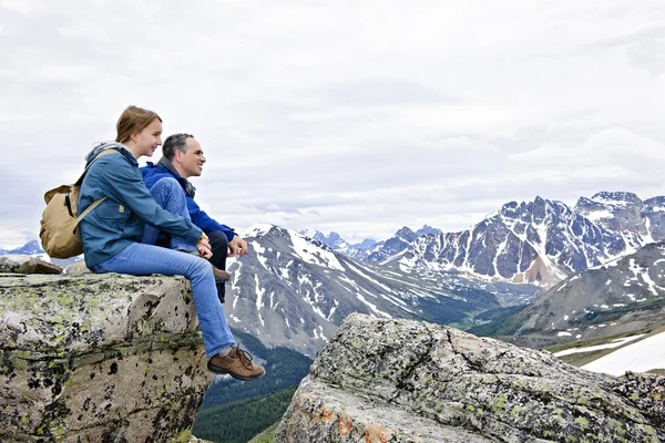 Ojciec Córka Sceniczny Kanadyjski Widok Gór Skalistych Parku Narodowym Jasper — Zdjęcie stockowe