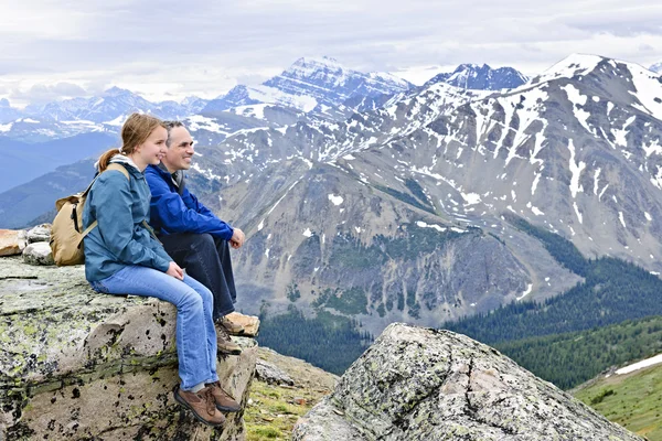 Far och dotter i bergen — Stockfoto