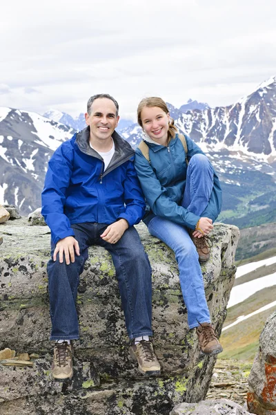 Padre Hija Disfrutando Vista Panorámica Las Montañas Rocosas Canadienses Parque — Foto de Stock