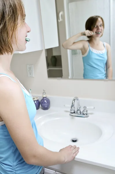 Menina Jovem Escovando Dentes Banheiro — Fotografia de Stock