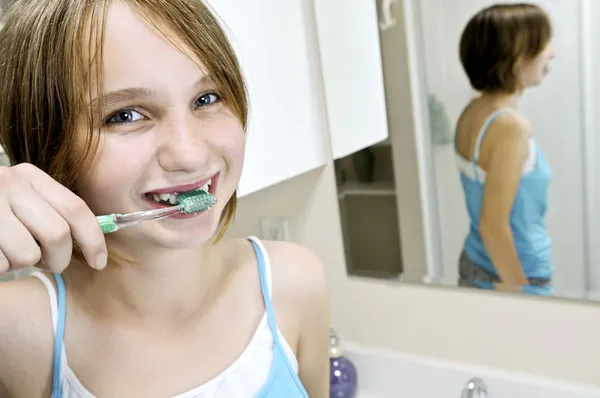 Borsta tänderna — Stockfoto