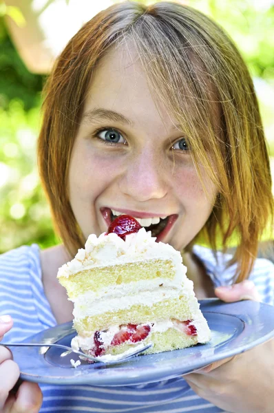 Tizenéves Lány Eszik Egy Darab Eper Torta — Stock Fotó
