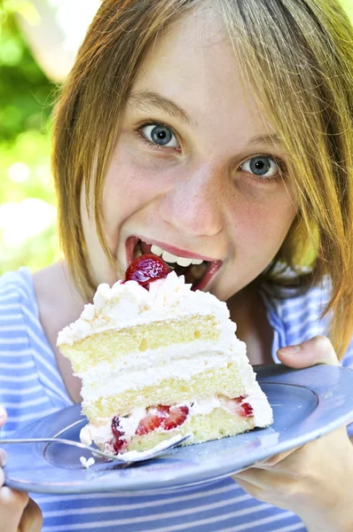 Dziewczyna je ciasto — Zdjęcie stockowe
