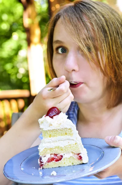 Ragazza mangiare una torta — Foto Stock