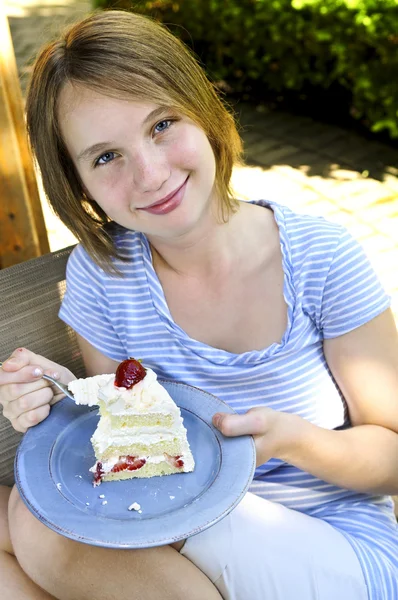 Εφηβικό Κορίτσι Τρώγοντας Ένα Κομμάτι Κέικ Φράουλας — Φωτογραφία Αρχείου