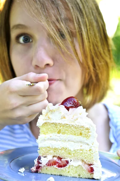 Chica comiendo un pastel —  Fotos de Stock