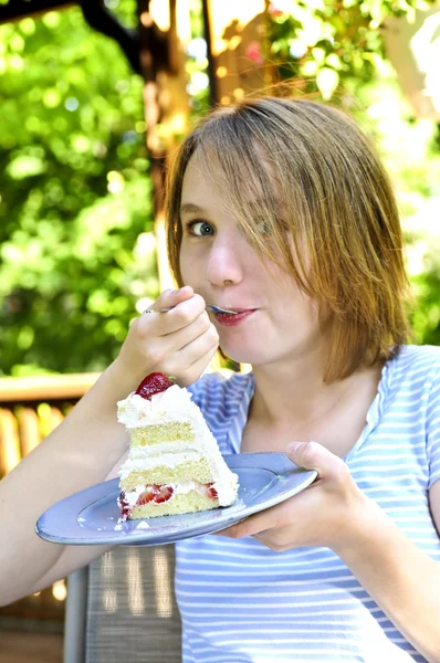 Dívka jí dort — Stock fotografie