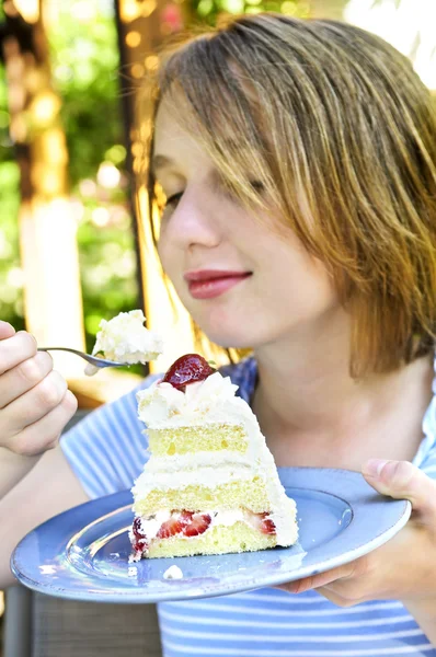 十几岁的女孩吃了一块草莓蛋糕 — 图库照片