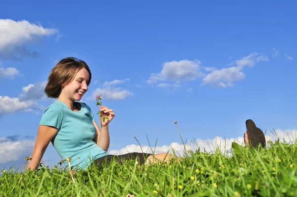 Mladá dívka sedí na trávě — Stock fotografie