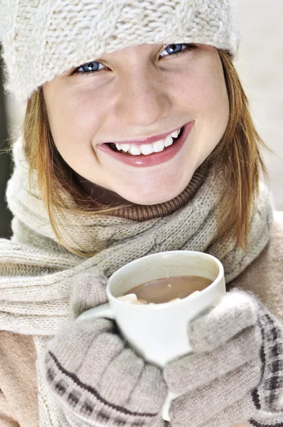 Εφηβικό Κορίτσι Στο Καπέλο Του Χειμώνα Φλυτζάνι Της Καυτής Σοκολάτας — Φωτογραφία Αρχείου