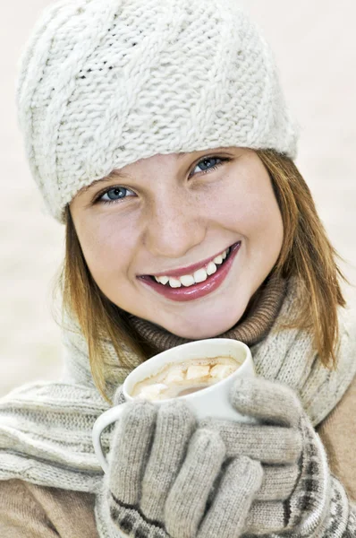 十几岁的女孩在冬季帽子与杯热巧克力 — 图库照片