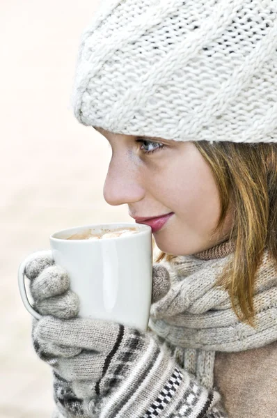 Tienermeisje Winter Hoed Met Een Kop Warme Chocolademelk — Stockfoto