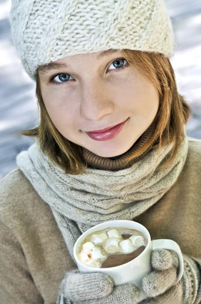 Menina Adolescente Chapéu Inverno Com Xícara Chocolate Quente — Fotografia de Stock