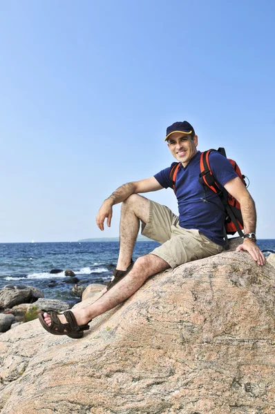 Wandelaar zittend op een rots — Stockfoto