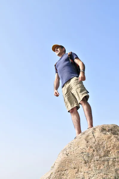 Πεζοπόρος που στέκεται πάνω σε ένα βράχο — Φωτογραφία Αρχείου