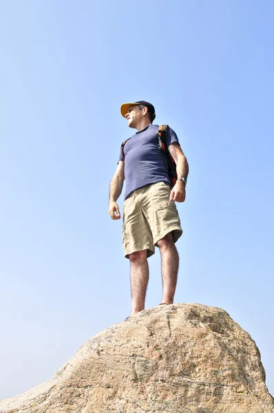 Турист Средних Лет Стоящий Вершине Горы — стоковое фото