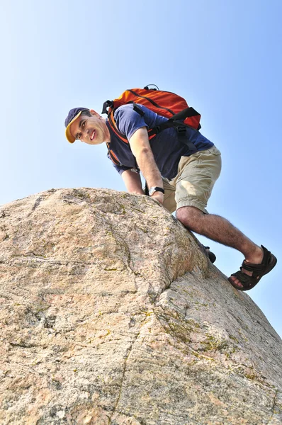 Hombre Mediana Edad Con Mochila Escalando Una Roca — Foto de Stock