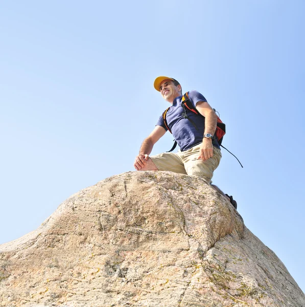Hombre escalando — Foto de Stock
