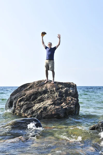 助けを求めて海の岩の上に取り残された男 — ストック写真