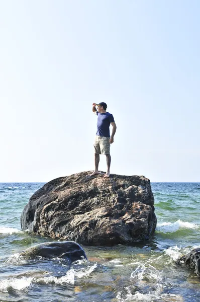 Άνθρωπος Λανθάνον Ένα Βράχο Στον Ωκεανό Περιμένοντας Διάσωσης — Φωτογραφία Αρχείου