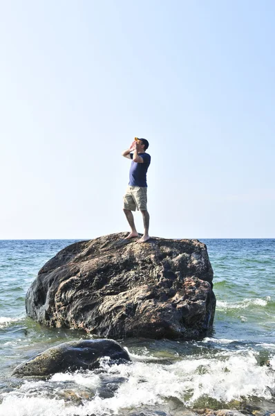 Man gestrand op een rots in de Oceaan — Stockfoto