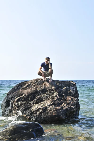 Man Strandsatt Klippa Havet Väntar Räddning — Stockfoto