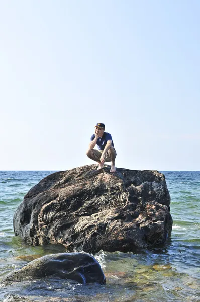 Man strandsatt på en klippa i havet — Stockfoto