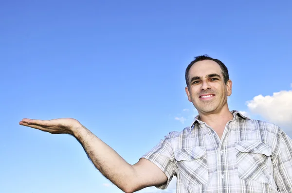 Ευτυχισμένο Μέσης Ηλικίας Άνθρωπο Χειρονομίες Φόντο Γαλάζιο Του Ουρανού — Φωτογραφία Αρχείου