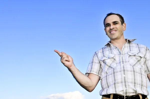 Glücklicher Mann Mittleren Alters Gestikuliert Auf Blauem Himmel Hintergrund — Stockfoto