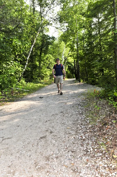 Mann läuft auf Waldweg — Stockfoto