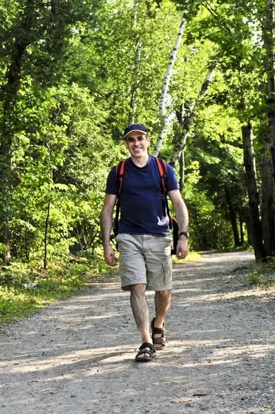 Homem Feliz Meia Idade Caminhando Uma Trilha Florestal — Fotografia de Stock