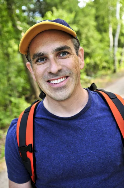 Porträt Eines Glücklichen Mannes Mittleren Alters Auf Einem Waldweg — Stockfoto