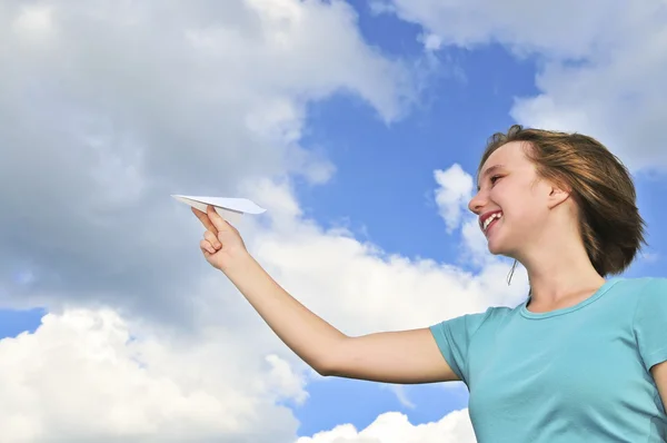 年轻少女持纸飞机 — 图库照片