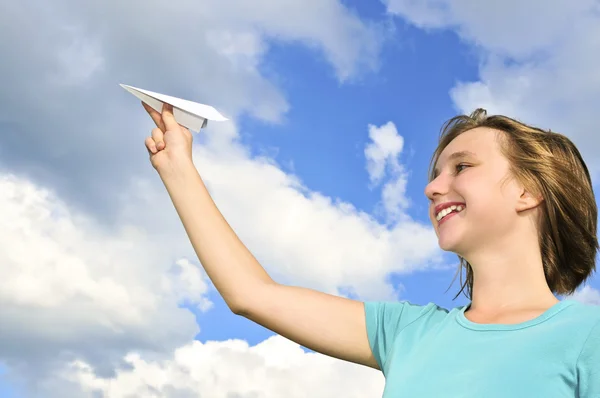 Ung flicka håller pappersflygplan — Stockfoto
