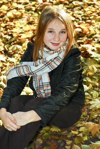 Retrato Uma Bela Adolescente Parque Outono — Fotografia de Stock