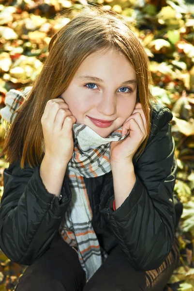 Dospívající dívka na podzim — Stock fotografie