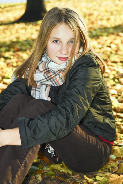 Portrét Krásné Dospívající Dívky Parku Podzim — Stock fotografie