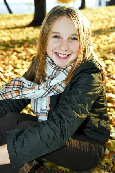 秋には 10 代の少女 — ストック写真