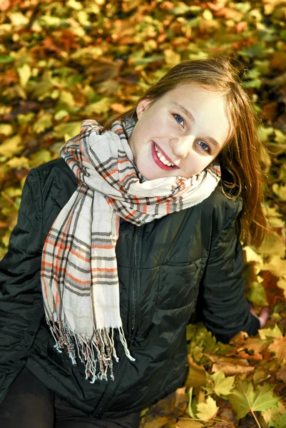 秋の公園の美しい 代の少女の肖像画 — ストック写真