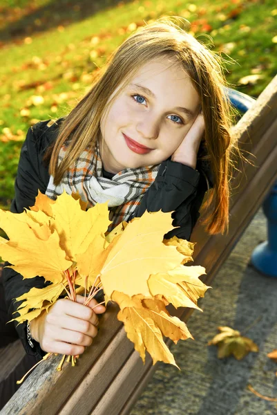 Sonbaharda genç kız — Stok fotoğraf