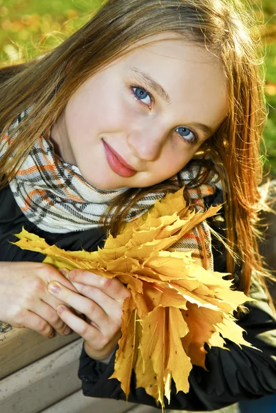 Adolescente à l'automne — Photo