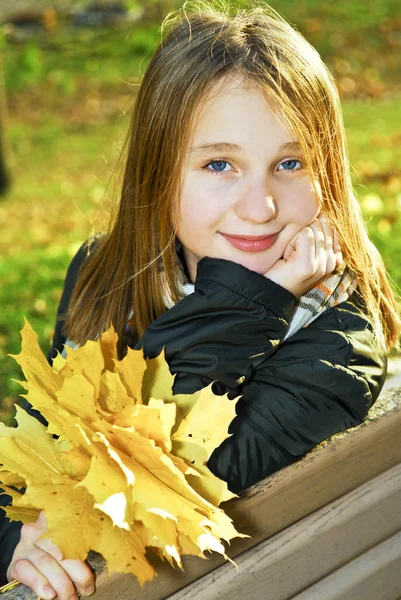 Portret Van Een Mooie Tiener Meisje Val Park — Stockfoto