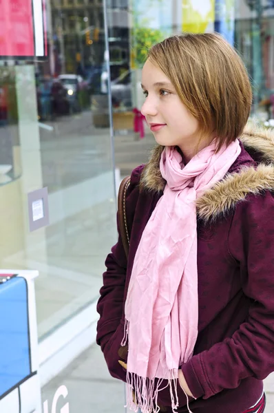 Подростковая девушка в магазине — стоковое фото