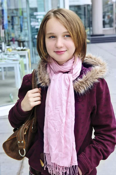 Genç Kızın Pencere Şehir Caddesi Nde Alışveriş — Stok fotoğraf
