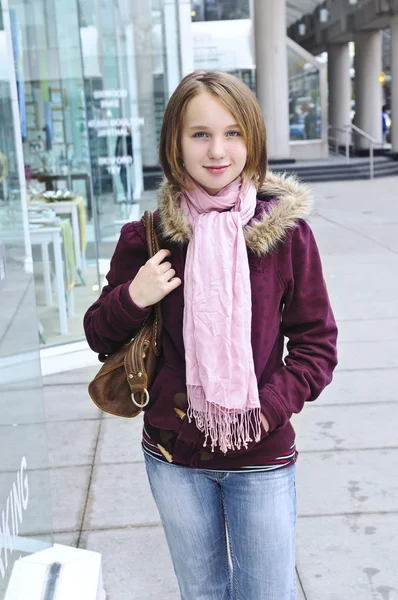 Genç Kızın Pencere Şehir Caddesi Nde Alışveriş — Stok fotoğraf