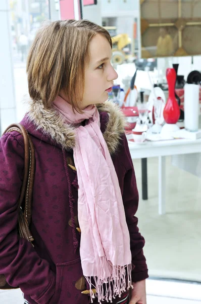 Εφηβικό κορίτσι ψώνια — Φωτογραφία Αρχείου