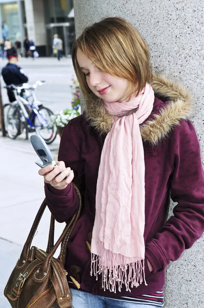 Tienermeisje Voor Sms Berichten Mobiele Telefoon — Stockfoto
