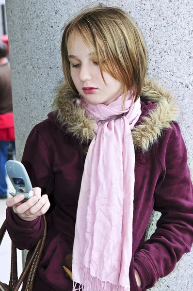 Дівчата-підлітки текстові повідомлення на мобільному телефоні — стокове фото