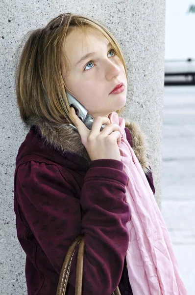 Teenage Ragazza Parlando Sul Cellulare Fuori — Foto Stock